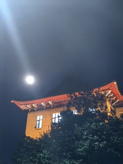 老师发的中秋校园夜景-转眼毕业20年了