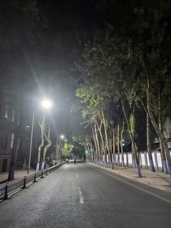 老师发的中秋校园夜景-转眼毕业20年了