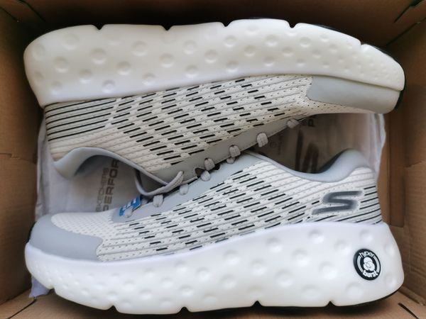 拗口的名字方式与狭窄的购买渠道｜2024年开箱吐槽SKECHERS GORUN Max Cushioning Hyper Craze Bounce