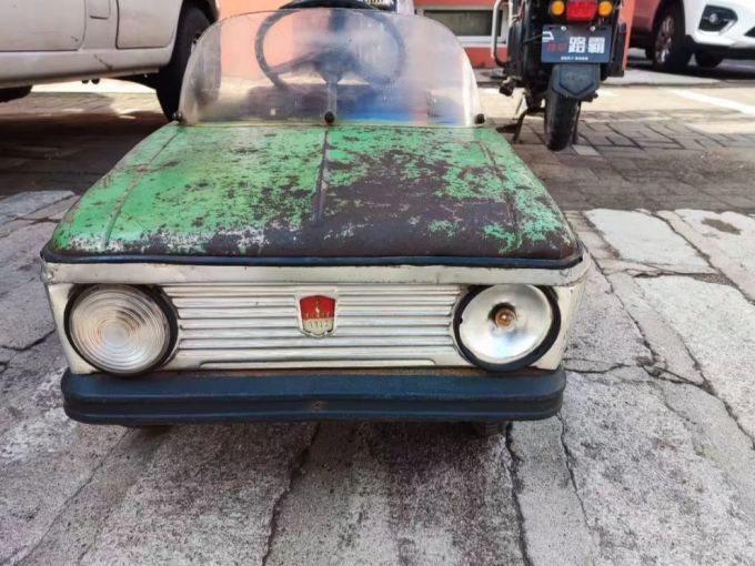 很有年代感的铁皮脚踏玩具车