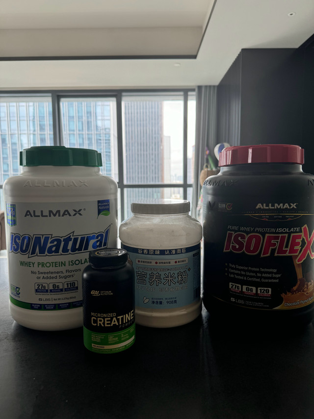 给你们看看我的补药。蛋白粉我买的是allmax的，一开始怕难吃，买的黑罐巧克力味的，结果吃了感觉还行，又补了一罐原味的白罐，每次用牛奶冲服。米糊是很好的碳水补充，关键是便宜，20多块钱一大桶。没胃口吃