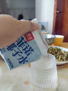 口感清甜，回味自然的菲诺NFC100%椰子水