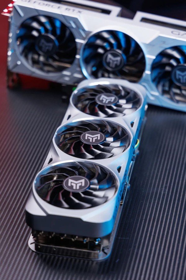 小编精选：天命人的神兵利器丨影驰 RTX 4070 Ti SUPER 经典金属大师 OC 显卡