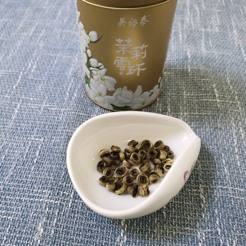 吴裕泰和张一元的茉莉花茶哪个好？两家茶叶区别介绍