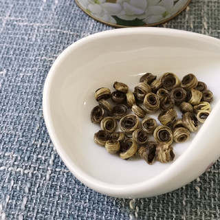 吴裕泰和张一元的茉莉花茶哪个好？两家茶叶区别介绍