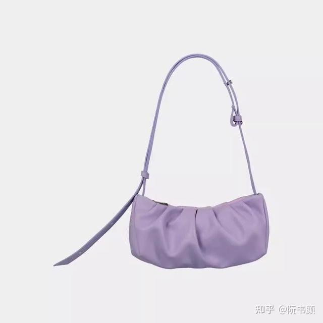 2024 年夏天有哪些颜色好看又日常好搭配的包包推荐？