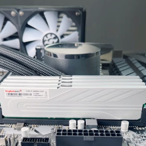 适配《黑神话悟空》，高性价比的DDR4内存：金百达16GB(8G×2)套装 银爵C18