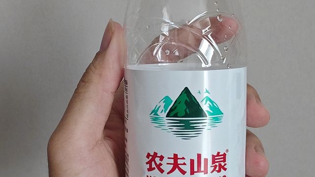 带有亚朵酒店logo的农夫山泉也有点甜