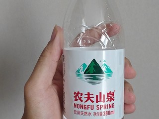 带有亚朵酒店logo的农夫山泉也有点甜