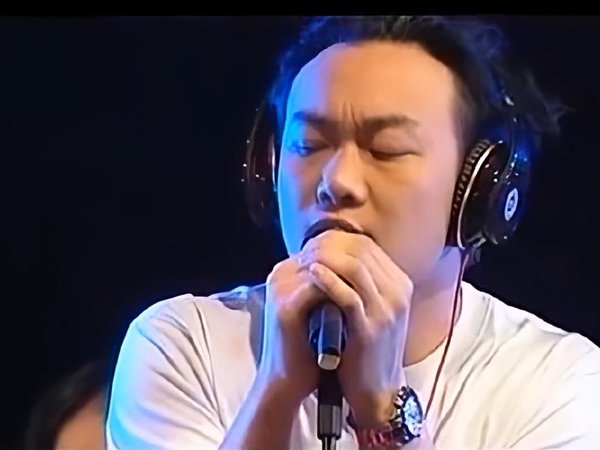 陈奕迅《不来也不去》MOOVLive2009 演唱会版像你没来过，没去过，谁同行，仍同样结尾掌心多出一根刺，没有刺痛便懒知就当共你，有旧情没有往事乌托邦电台的微博视频 #微博音乐盛典##微博音乐盛典正