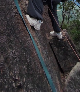 探路者登山徒步鞋，轻盈舒适，防滑耐磨，让每一步都稳健有力！为你的户外探险保驾护航！