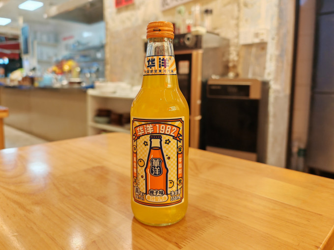 华洋1982橙子味汽水冰镇起来真蛮好喝