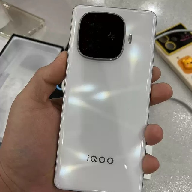 iQOO Z9 Turbo，年轻人的第一台游戏神机？