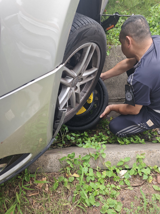 十一假期出游车轮掉沟里，机智大哥来帮忙。