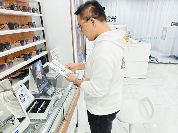 蔡司睐光2.0轻渐进镜片——缓解视疲劳，看远看近都一样