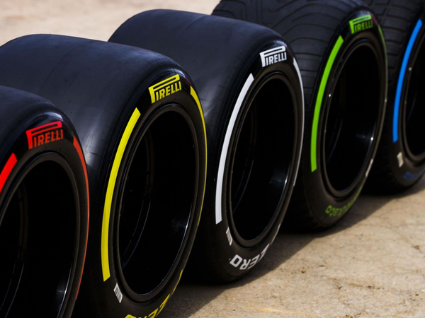 F1赛车的轮胎光滑而没有胎纹，为什么抓地力还那么好？