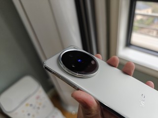 vivo x200零售版买到，手感是真的好。