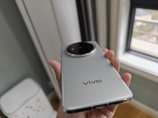 vivo x200零售版买到，手感是真的好。