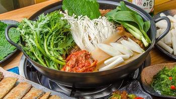 韩国明星妈妈来中国，怕吃不好自带泡菜，吃到中国菜后绷不住了 