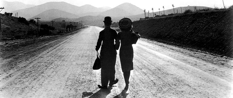 摩登时代》是一部由查理·卓别林自编自导自演的经典喜剧电影,于1936