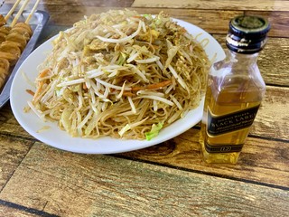 尊尼获加黑方配炒米粉烤串