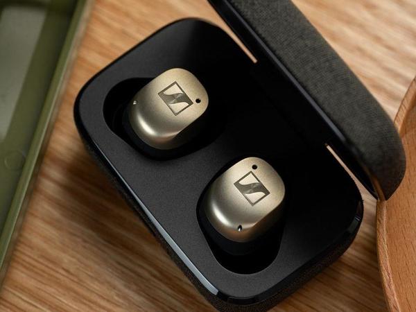 “六边形战士”，森海塞尔 MOMENTUM 4 曜金黑真无线耳机