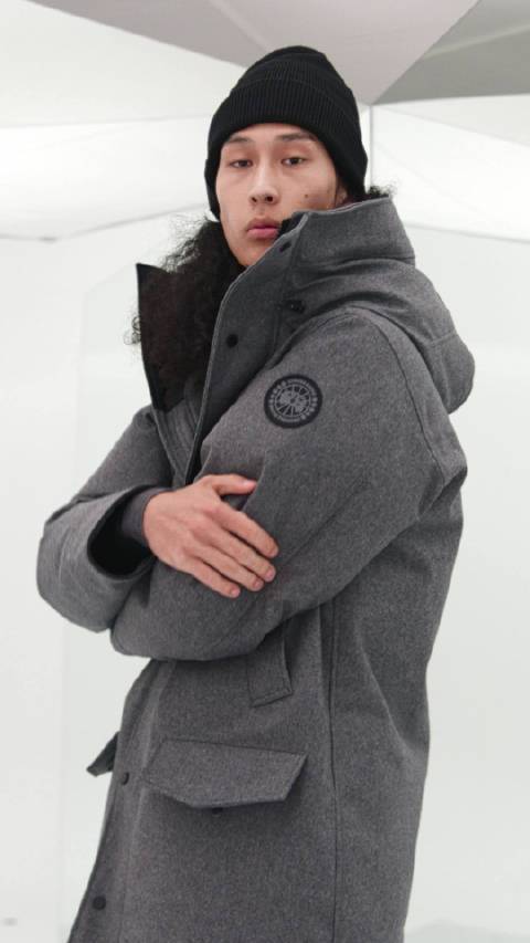 #心向无界# 启程假日，收获暖意礼赠。加拿大鹅Langford男士黑标羊毛派克大衣，甄选双层羊毛呈现舒适质感；巧妙叠搭黑色托克帽，装点趣味时刻。📸：Langford黑标羊毛派克大衣 CanadaGoo