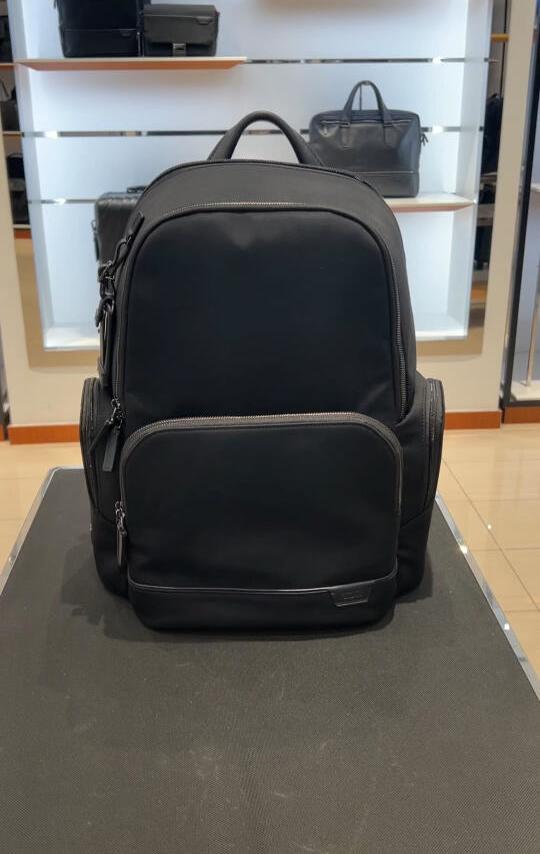 TUMI/途明Harrison系列高颜值男士双肩包，采用航空服面料，自重轻，高度防泼水，耐磨耐用，商务休闲装都可轻松驾驭！
货号：06602057D
尺寸：42cmX28cmX14cm
可容纳15寸笔