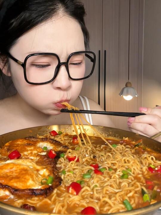 何以解忧 唯有荷包蛋焖面也！
