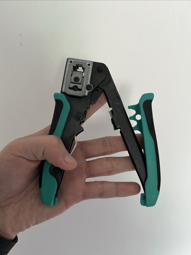 原来200块的宝工网线钳质量也不靠谱！谁能想到网线钳正压着水晶头手柄竟然掉了！