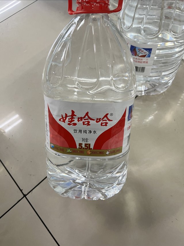 都是纯净水，娃哈哈比怡宝贵不少