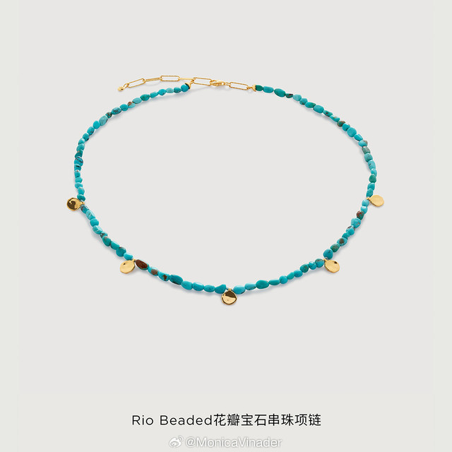 #星动MonicaVinader#  张真源 徜徉无际草原，🌟张真源以Monica Vinader天然彩宝首饰点缀异域风格🎴，为充满个性的民族风穿搭注入亮眼细节。不循常规，解锁创意叠戴新方式💫，将同色