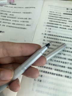 三菱的中性笔！还学科很不错呢！