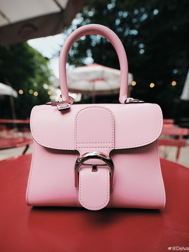 夏时相约，奇趣环游。心驰华美壮丽的比利时王国，随缤纷趣型驻留布鲁塞尔的魅力景致。红砖木饰，心形花园，Van Buuren Meseum内满呈艺术瑰宝，美轮美奂；行至自然绿意，Bois de la Ca