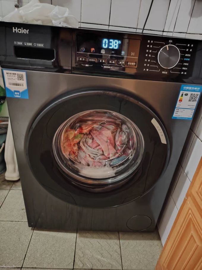 海尔滚筒洗衣机轻松洗净全家衣物