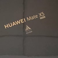 华为 Mate X5 折叠屏手机是一款令人印象深刻的创新产品。