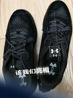 安德玛（UNDERARMOUR）秋冬 Charged 男子运动跑鞋 3024186：黑色的速度之选