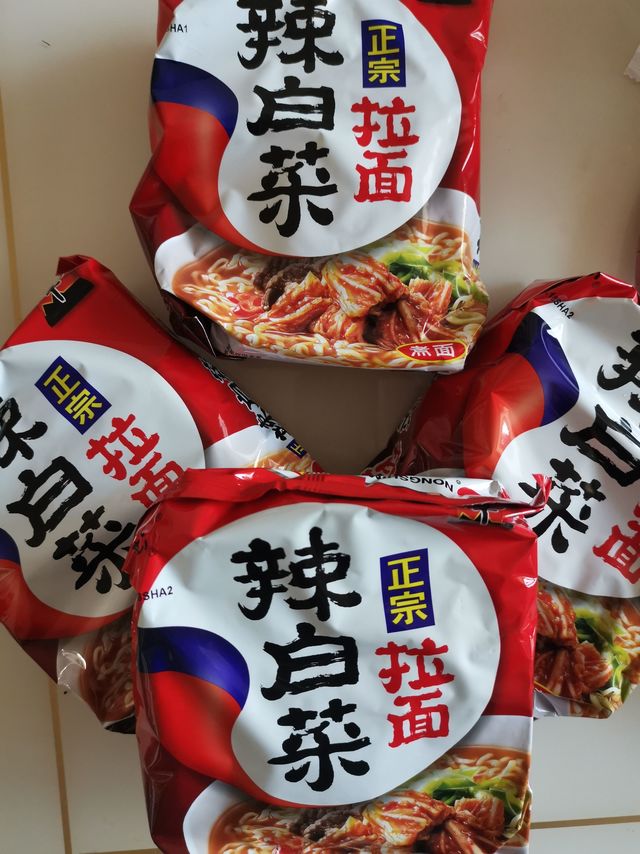 奉小草大人旨意评价：农心 辛拉面辣白菜石锅牛肉上海汤面鸡肉韩式部队锅杯面