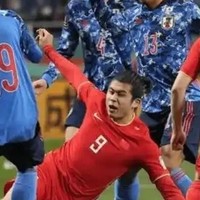 反转！恭喜国足！一场2-1接近世界杯，FIFA官宣助攻，武磊夺金球