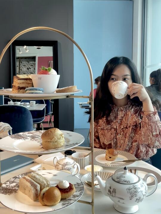 在英国，喝茶时记得举杯看看