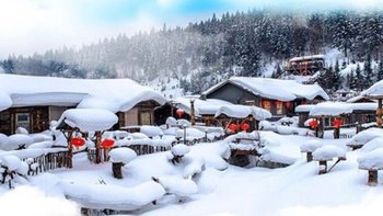 东北冬季旅游：探秘哈尔滨冰雪大世界、亚布力滑雪与长白山天池 