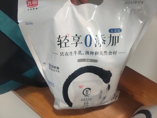 五块钱一大包的光明酸奶，新出的味道挺好喝