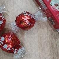 Lindt瑞士莲软心夹心牛奶巧克力，甜蜜之选! 