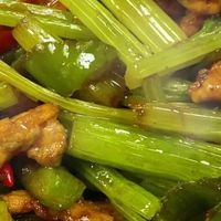 非常好吃的的芹菜炒肉的家常做法