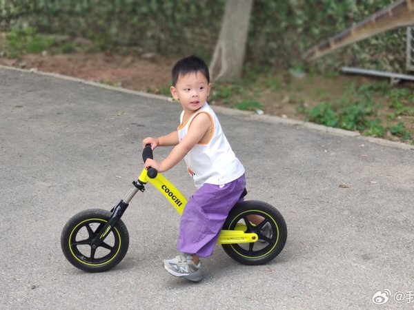 关于育儿分享一下我家不花钱的一些兴趣爱好哈哈哈哈哈哈哈爱好1：画画我家纯玩，也不走专业路线，这个要做的就是准备好装备，剩下的就靠他自己的想象力啦爱好2：骑车2岁多开始接触可优比平衡车，然后是酷奇，到现