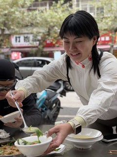 当电车驶过古刹前