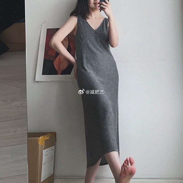 今晚8:30 上4款新。我算了下，虽然我们现在比较间歇性的上新，但款式并不少，因为都是一组一组地上，所以工作量还是挺大的。7月是夏装的收尾月，8月是夏秋的交替月，要加油咧！1.环绕飘带：注意下是双层真