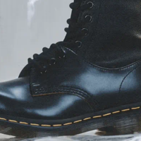 如何把 MM6 Maison Margiela 与 Dr. Martens 合二为一？