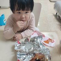 小孩子对烤鸡炸鸡块没有抵抗力，只能少买了