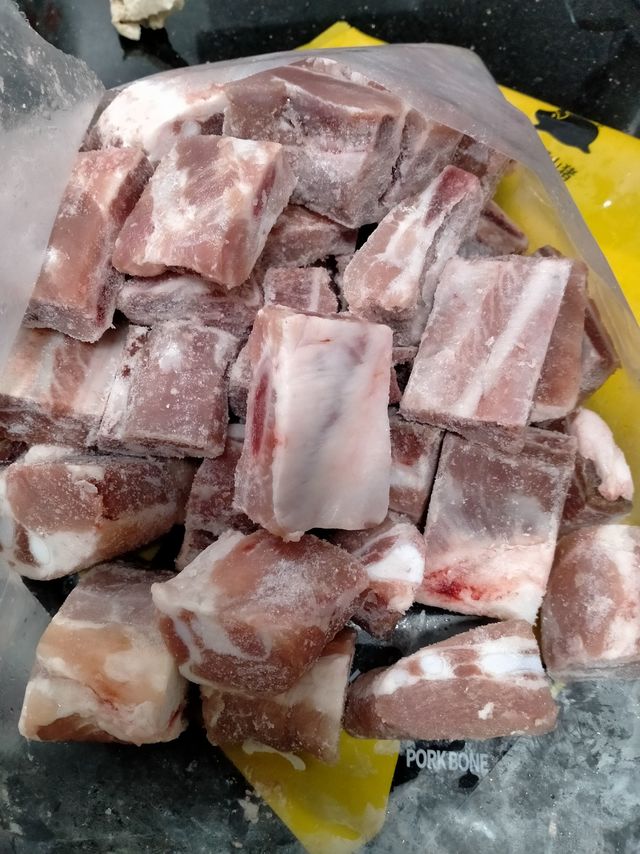 京东跑山猪生态黑猪肋排，新鲜速冻，煲汤烤肉食材